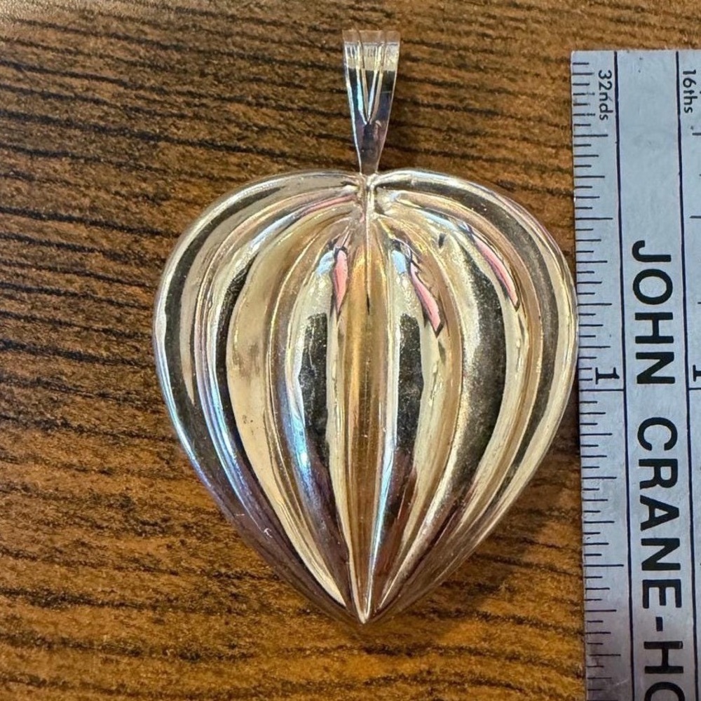 Milros 14K Yellow Gold Ribbed Puff Heart Pendant Scalloped Italy 3.1g 0.109oz